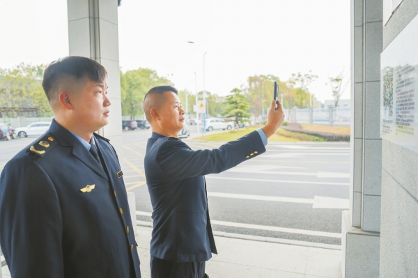 12月3日,衡阳市雁峰区,应急管理执法人员在企业门口扫码,准备入企检查。湖南日报全媒体记者 李健 摄 12月3日,衡阳市雁峰区,应急管理执法人员在企业门口扫码,准备入企检查。湖南日报全媒体记者 李健 摄