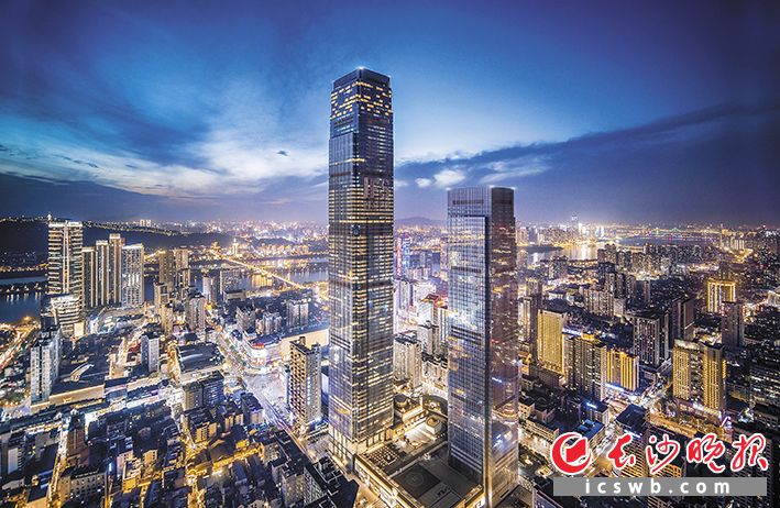 长沙既是市井烟火绵延千年不绝的诗意栖居地,也是繁华现代的长江中游地区中心城市。市委宣传部供图 长沙既是市井烟火绵延千年不绝的诗意栖居地,也是繁华现代的长江中游地区中心城市。市委宣传部供图