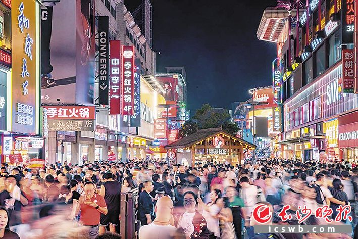 繁华的长沙街头。市委宣传部供图 繁华的长沙街头。市委宣传部供图