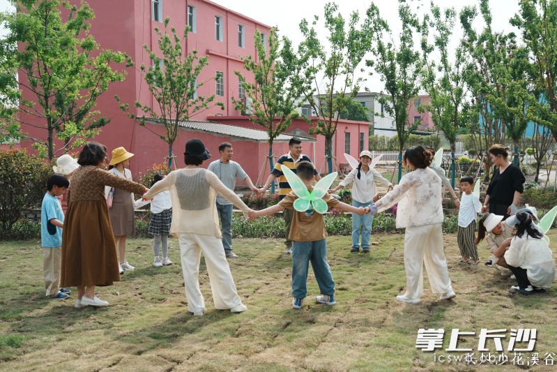 游客在将军村花溪谷内嬉戏。 均为安庆市新闻传媒中心供图 游客在将军村花溪谷内嬉戏。 均为安庆市新闻传媒中心供图