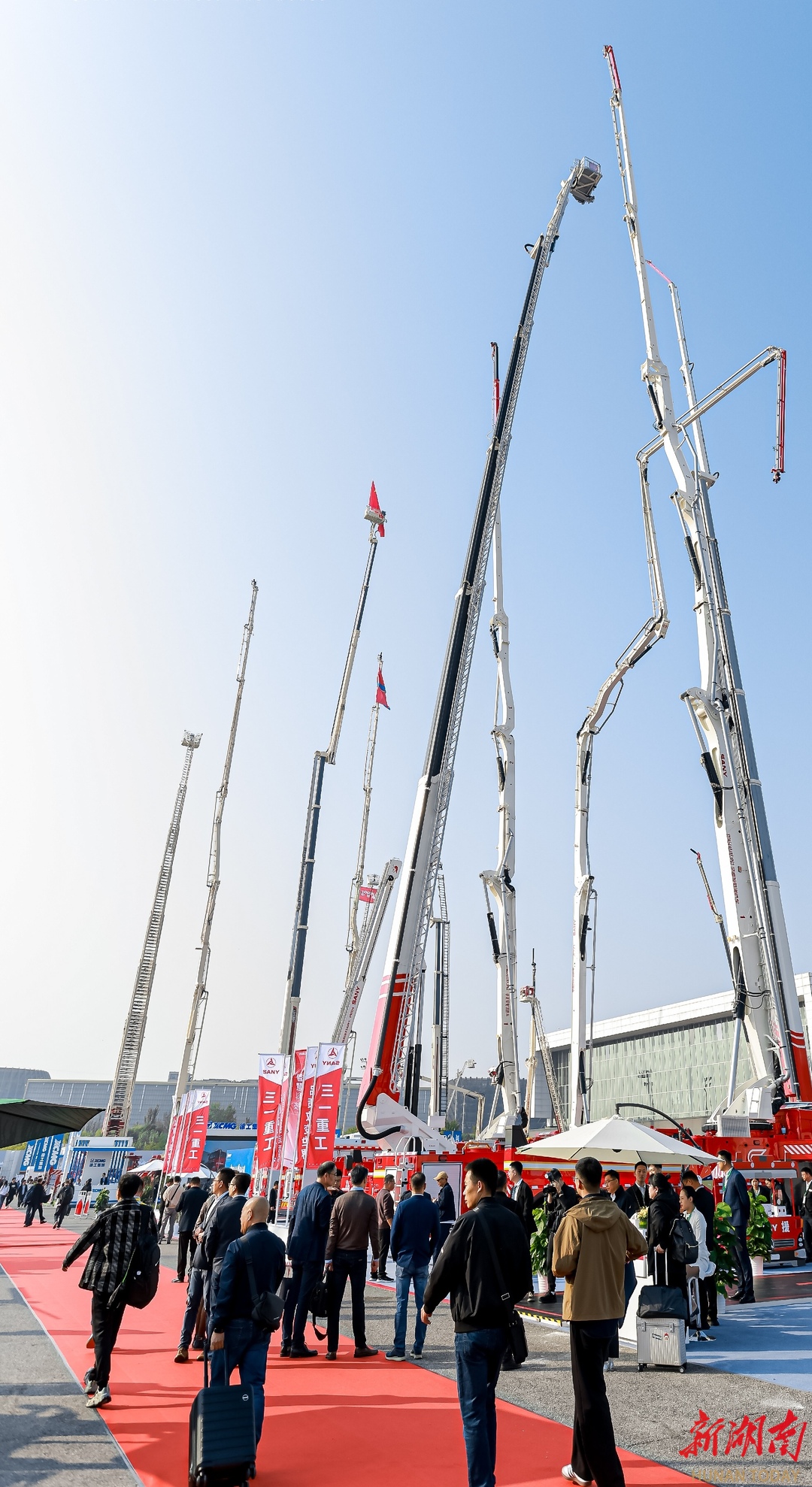 10月13日至16日，第二十一届中国国际消防设备技术交流展览会在北京举行。湖南装备制造企业三一重工携26款自主研发的应急装备参展。