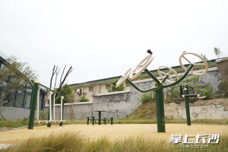 湘郡公租房小区休闲广场。