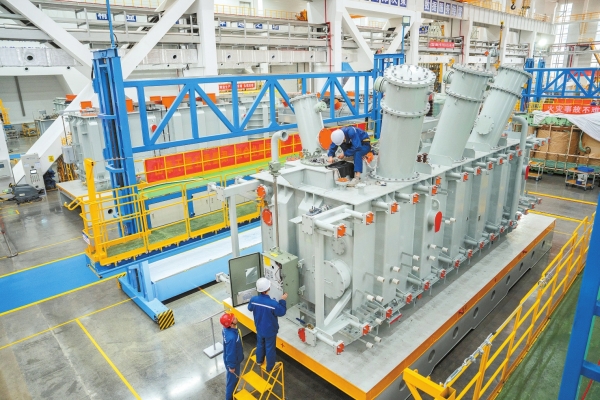 12月3日,位于衡阳市雁峰区的特变电工(湖南)能源建设有限公司,工人在生产线上忙碌。湖南日报全媒体记者 李健 摄 12月3日,位于衡阳市雁峰区的特变电工(湖南)能源建设有限公司,工人在生产线上忙碌。湖南日报全媒体记者 李健 摄