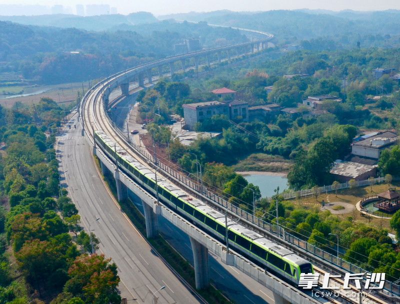 长株潭城际铁路实现“公交化”运营，半小时通勤圈基本成型，区域融合步伐加快。长沙晚报全媒体记者 邹麟  郭雨滴 摄