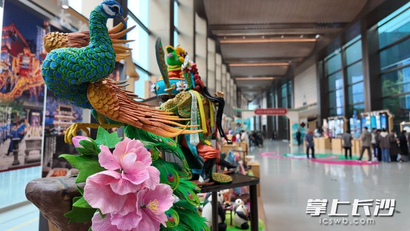 “芙蓉花开,熊猫可亲”情景式面塑作品。 “芙蓉花开,熊猫可亲”情景式面塑作品。