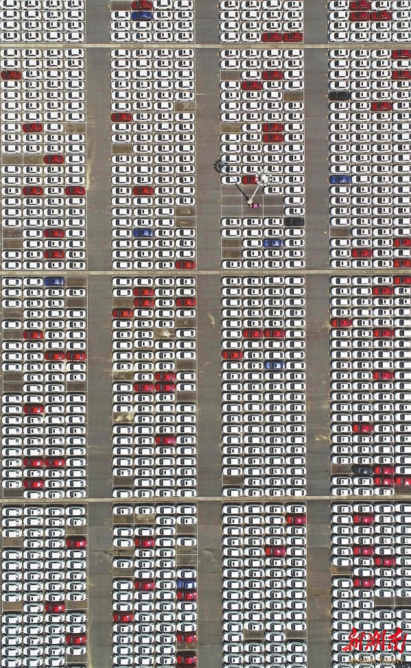 俯瞰北京汽车股份有限公司株洲分公司成品车停放区。(资料图片)湖南日报全媒体记者 李健 摄 俯瞰北京汽车股份有限公司株洲分公司成品车停放区。(资料图片)湖南日报全媒体记者 李健 摄