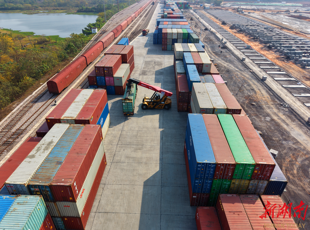 近日,在株洲综合物流集散中心,工作人员正驾驶吊车精准搬运集装箱。(全媒体记者 张咪 摄) 近日,在株洲综合物流集散中心,工作人员正驾驶吊车精准搬运集装箱。(全媒体记者 张咪 摄)