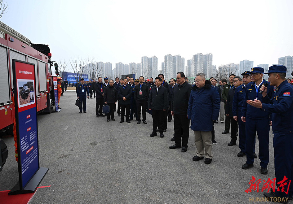 12月20日，沈晓明、毛伟明一行察看应急装备展示。