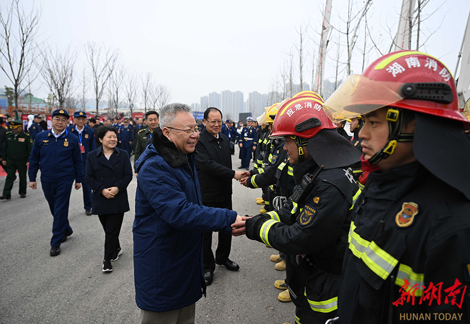 12月20日，沈晓明、毛伟明一行慰问参演人员。
