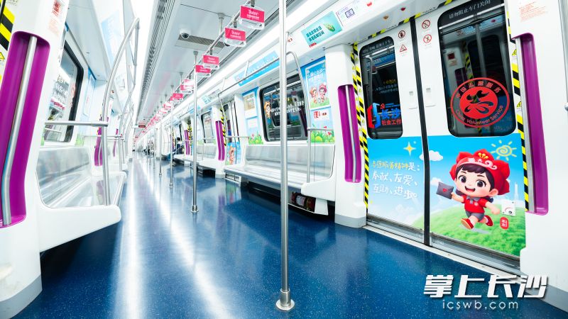 长沙地铁4号线“汇聚志愿力量 共建美好社会”主题专列投入运营。 长沙地铁4号线“汇聚志愿力量 共建美好社会”主题专列投入运营。