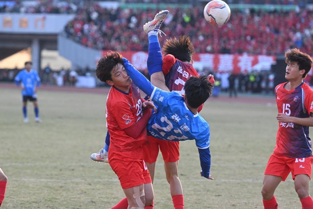 2025年12月14日，永州队球员张涛（右二）在比赛中倒钩射门。郭立亮 摄