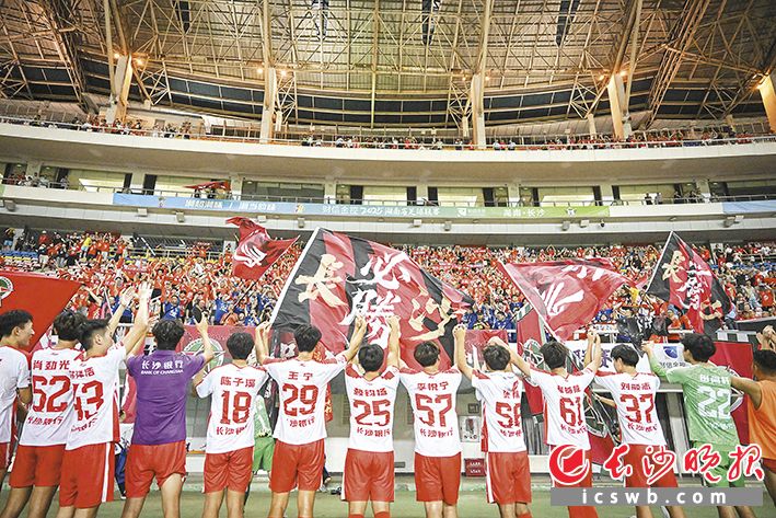 2025 年9 月7 日晚，2025 湖南省足球联赛（“湘超”联赛）揭幕战在长沙贺龙体育场打响。长沙晚报全媒体记者 黄启晴 邹麟 王志伟 余劭劼 摄影报道