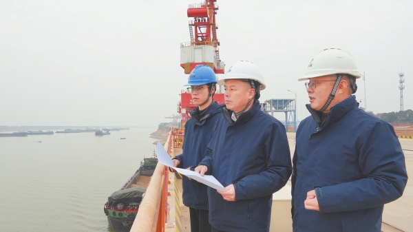 杨亮(中)在虞公港码头查看作业情况。 李阳 摄(湖南图片库) 杨亮(中)在虞公港码头查看作业情况。 李阳 摄(湖南图片库)