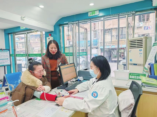 湘潭市雨湖区卫生健康局党委书记、局长刘晓红（中）在窑湾街道社区卫生服务中心调研。 通讯员 摄