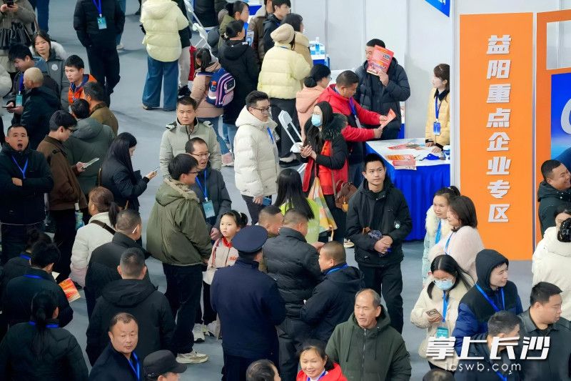 现场提供岗位553个，可招聘4万余人。