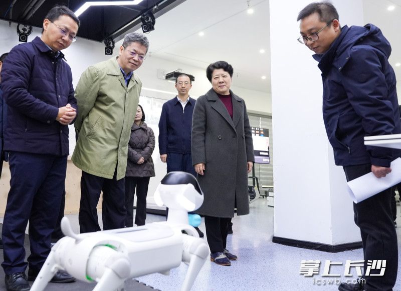 吴桂英走进岳麓山工业创新中心潇湘实验室。