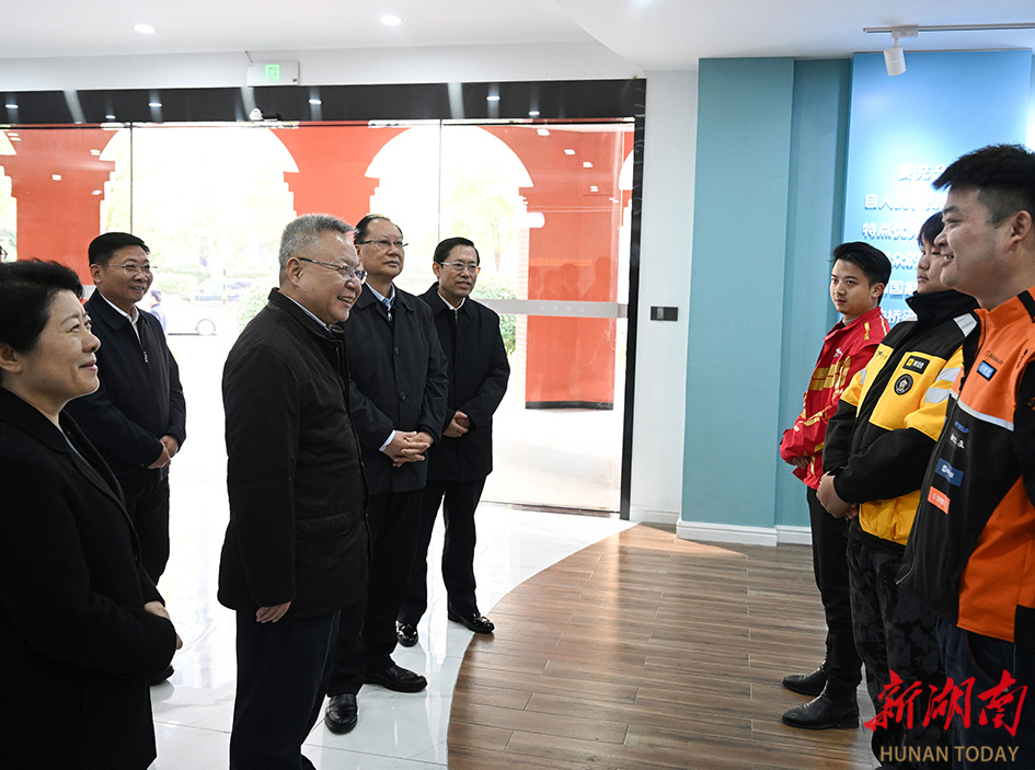 1月10日，沈晓明、毛伟明一行在湘江新区梅溪湖街道华茂社区调研。