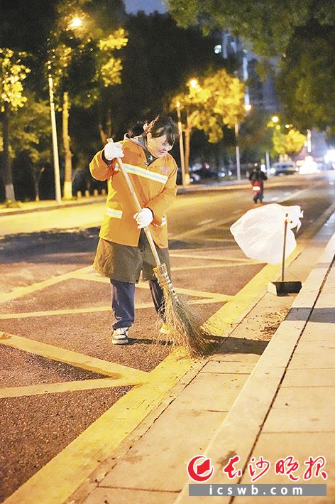 每天凌晨4 时，“扫帚诗人”黄新生准时来到岳华路清扫自己的责任路段，这样的工作已经干了11 年。长沙晚报全媒体记者 邹麟 摄