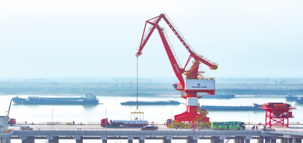 湖南虞公港码头,大型港口起重机将化工原料吊装上岸。湖南日报全媒体记者 辜鹏博 摄 湖南虞公港码头,大型港口起重机将化工原料吊装上岸。湖南日报全媒体记者 辜鹏博 摄