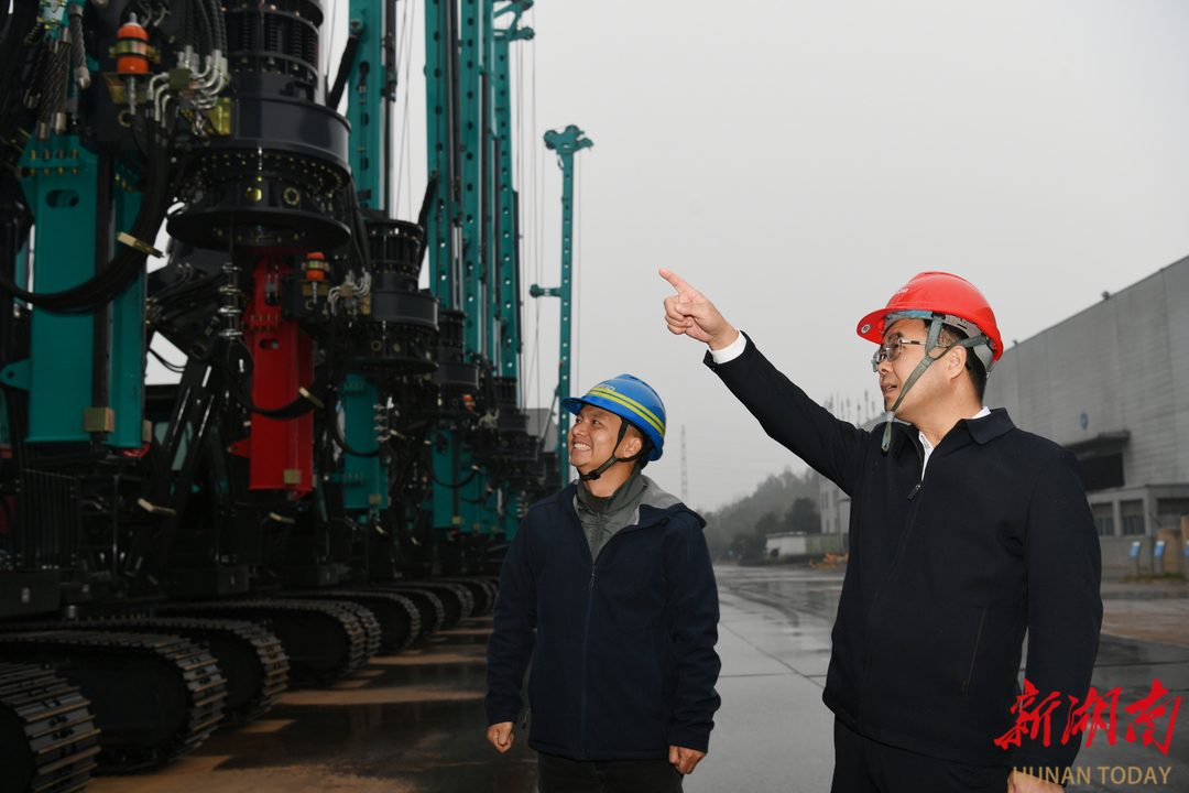 2025年12月31日,省工信厅投资规划处处长唐勇(右)走访山河智能装备股份有限公司。湖南日报全媒体记者 田超 摄 2025年12月31日,省工信厅投资规划处处长唐勇(右)走访山河智能装备股份有限公司。湖南日报全媒体记者 田超 摄