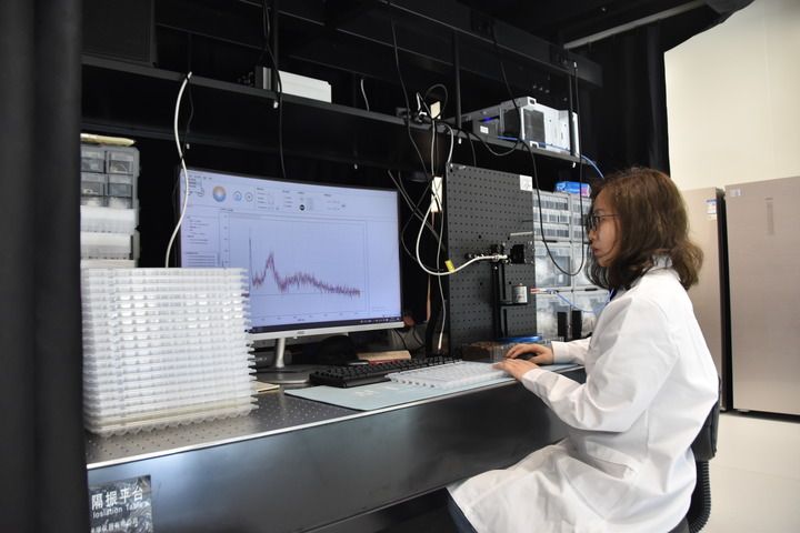 4月25日,岳麓山实验室的研究人员在采集种子光谱数据。新华社记者白田田 摄 4月25日,岳麓山实验室的研究人员在采集种子光谱数据。新华社记者白田田 摄