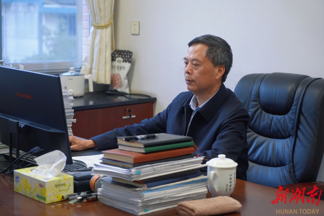 李稳香在办公室工作。胡盼盼摄