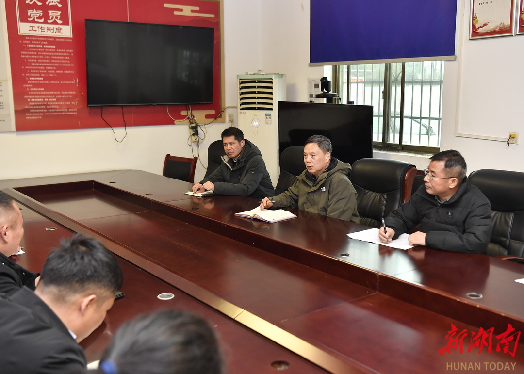 1月5日，李稳香（右二）在长沙市望城区乔口镇田心坪村调研。湖南日报全媒体记者 童迪 摄