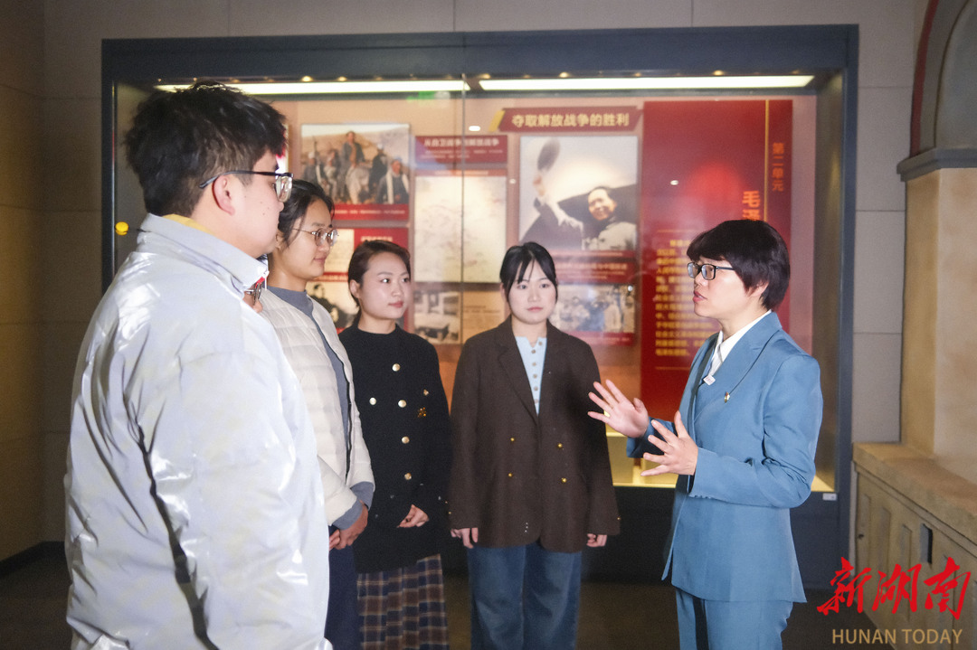 2025年12月31日，湘潭大学“大思政课”实践教学基地——毛泽东思想专题展的展厅内，李伏清（右一）在为学生进行专题授课。湖南日报全媒体记者 童臻熙 摄