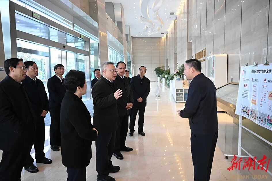 1月10日，沈晓明、毛伟明一行来到天心区裕南街街道杏花园社区调研。湖南日报全媒体记者 唐俊 刘尚文 摄