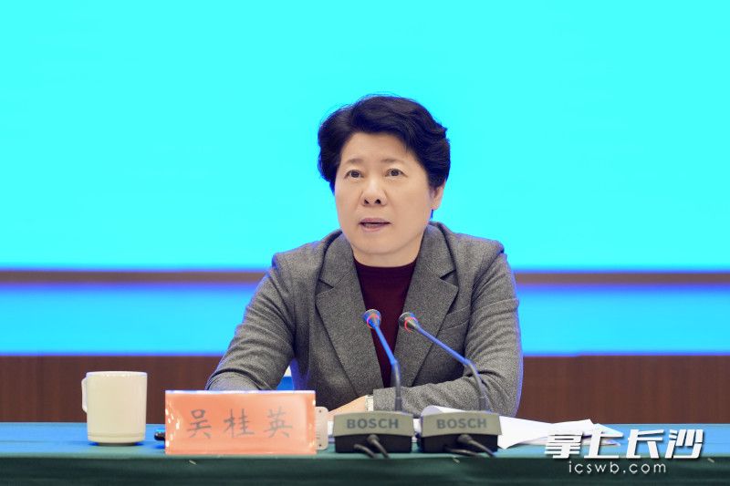 省委常委、市委书记吴桂英出席会议并讲话。