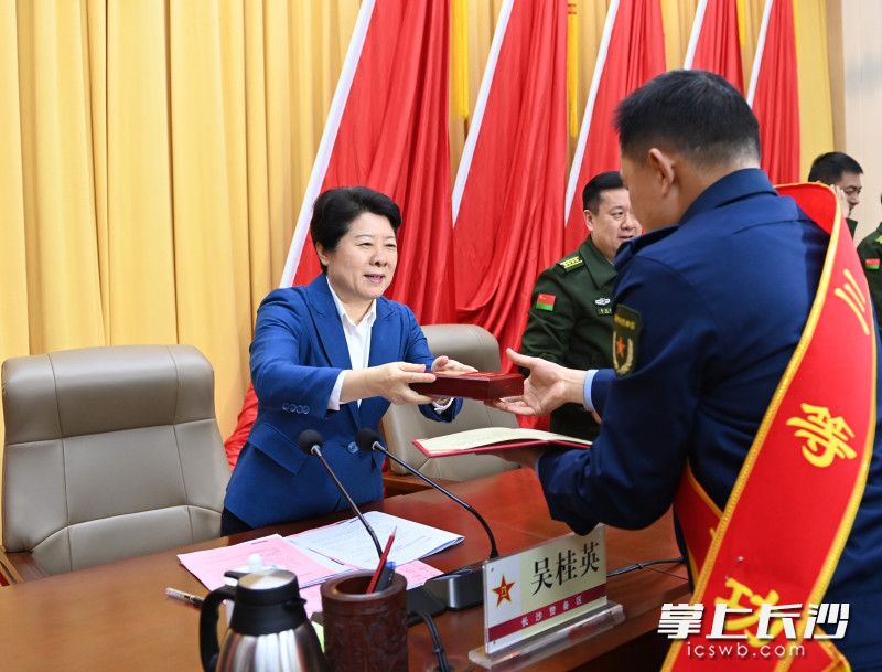 吴桂英为获奖单位和个人颁奖。 均为长沙晚报全媒体记者 郭雨滴 摄