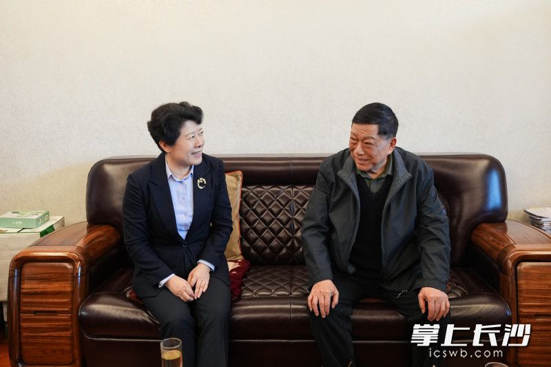 吴桂英看望慰问老同志简用超。