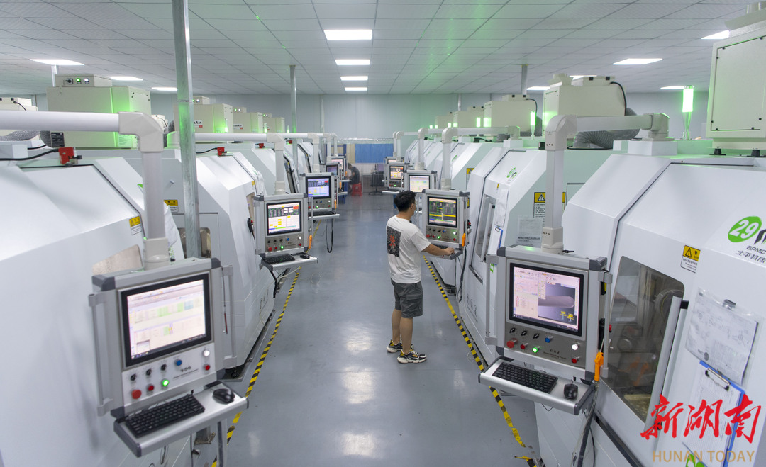 民营企业跑出“加速度”。洞口县卓诺科技有限公司智能化生产线，工人在赶制订单产品。滕治中 尹邦勇 摄