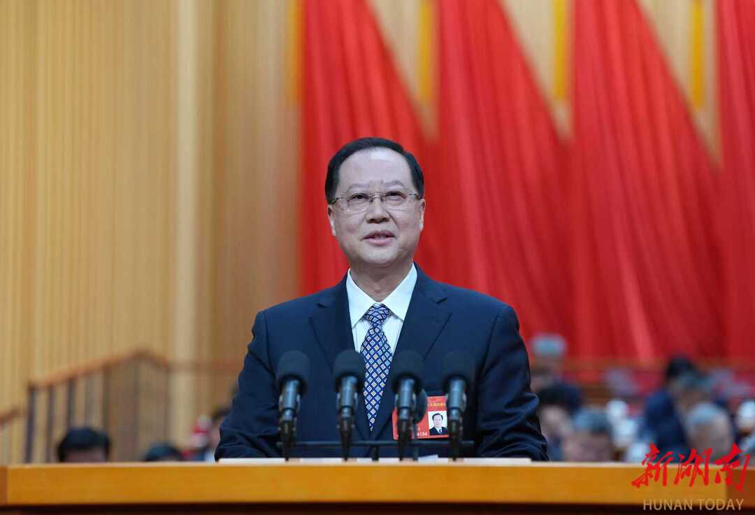 省委副书记、省人民政府省长毛伟明作政府工作报告。