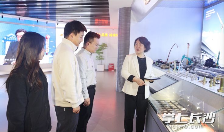 刘昆湘（右）在介绍公司相关研发产品。 长沙晚报全媒体记者 盛磊 摄