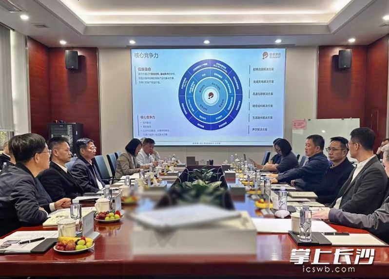 陈博彰来到深圳市信维通信股份有限公司。 均为长沙晚报特派全媒体记者唐朝昭摄 陈博彰来到深圳市信维通信股份有限公司。 均为长沙晚报特派全媒体记者唐朝昭摄