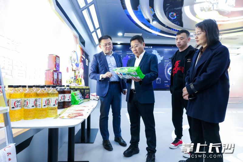 陈博彰在湖南鸣鸣很忙商业连锁股份有限公司走访调研。 均为长沙晚报全媒体记者 董阳 摄