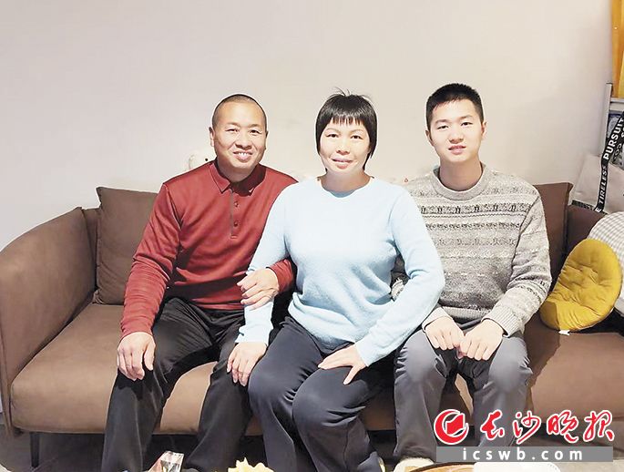 曹瑞和父母的新春合影。 曹瑞和父母的新春合影。