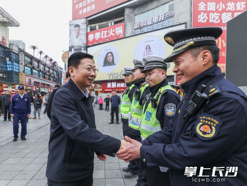 陈博彰在五一商圈看望一线工作人员。均为长沙晚报全媒体记者 董阳 摄 陈博彰在五一商圈看望一线工作人员。均为长沙晚报全媒体记者 董阳 摄