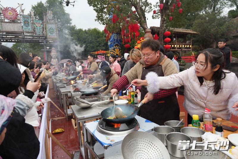 新春狂欢在“湘服灶王争霸”中升腾起十足烟火气。