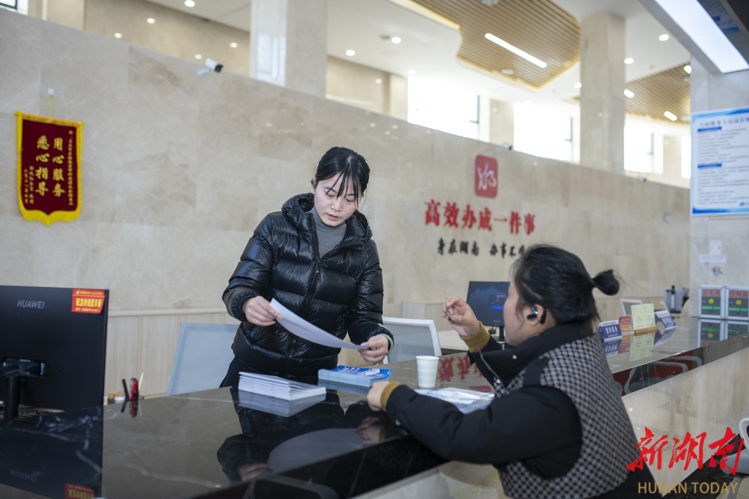 娄底经开区政务服务中心，工作人员为企业代表受理行政审批业务。吴永华 摄