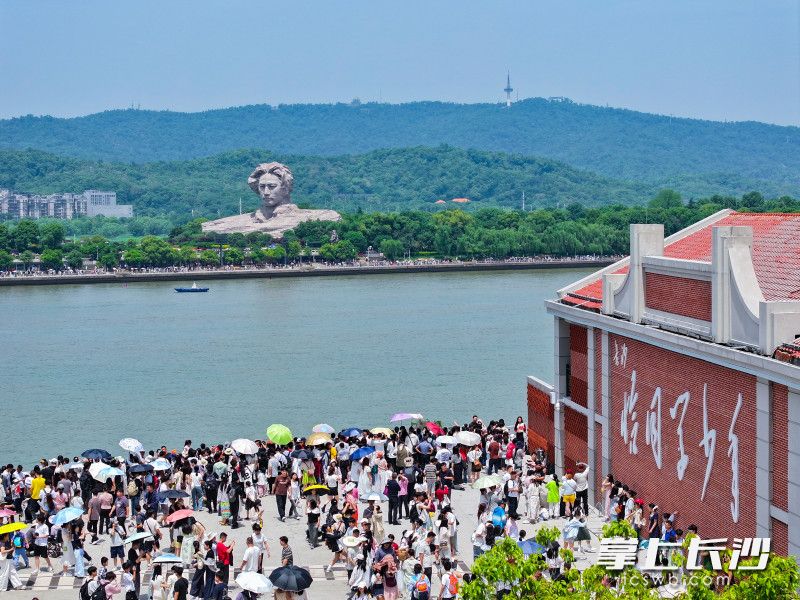 恰同学少年广场热闹非凡。 长沙晚报全媒体记者 邹麟 摄