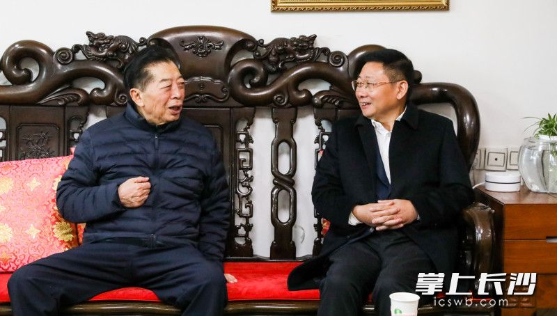 陈博彰看望慰问老同志杜远明。