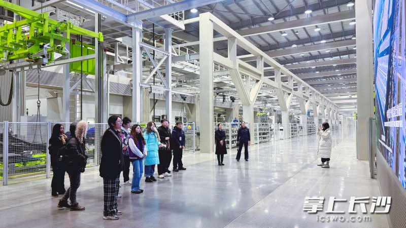 学子们走进中联重科感受产业的澎湃活力。图片均为长沙晚报通讯员 李泽芳 董智勇 刘怡然 摄