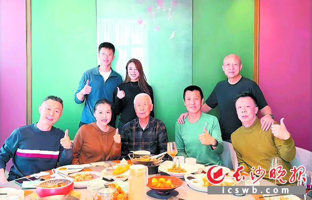 除夕夜,在长沙创业的宋雨萌(后排左二)与家人欢度春节。 均为受访者供图 除夕夜,在长沙创业的宋雨萌(后排左二)与家人欢度春节。 均为受访者供图