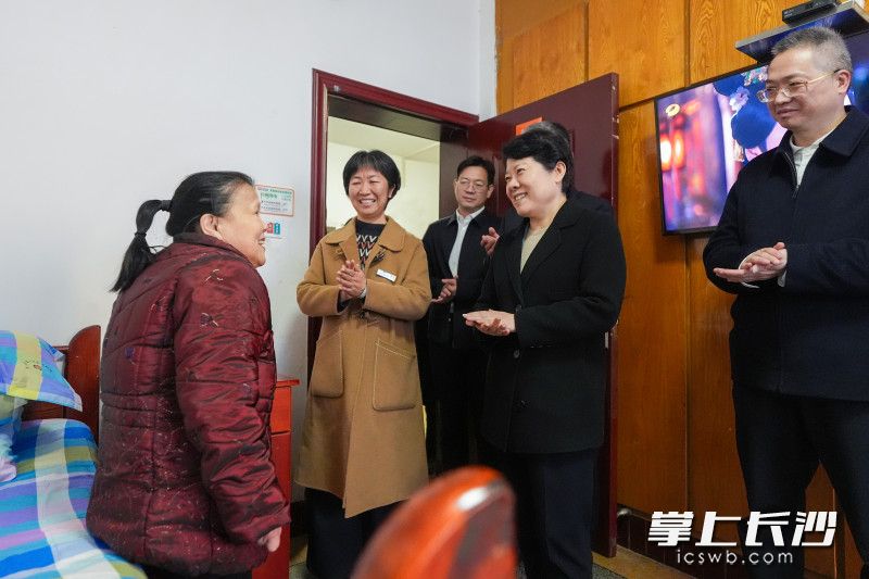 走进市第一社会福利院，吴桂英看望在院老人，送上新春祝福。 均为长沙晚报全媒体记者 郭雨滴 摄