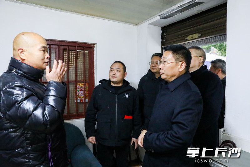 陈博彰看望慰问谢侃。