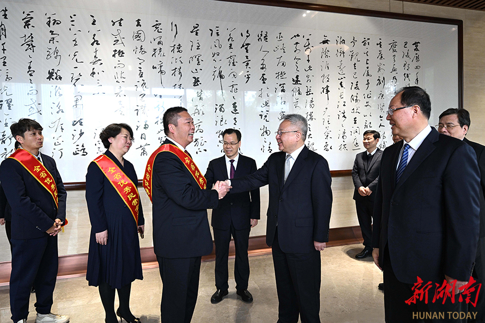 会后，省领导与民营企业家及商会会长逐一握手告别。