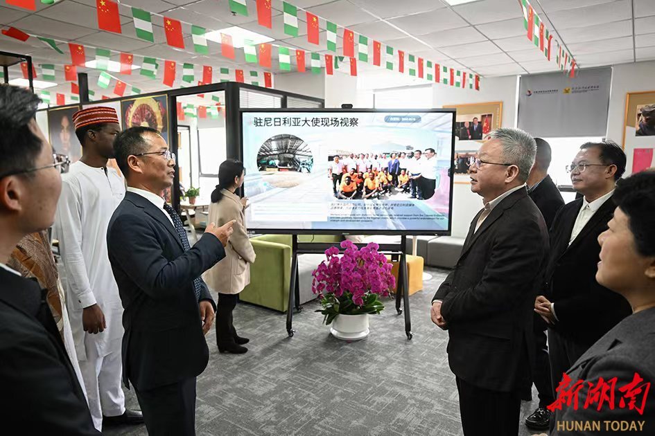 2月28日，沈晓明在中非经贸总部大厦调研。