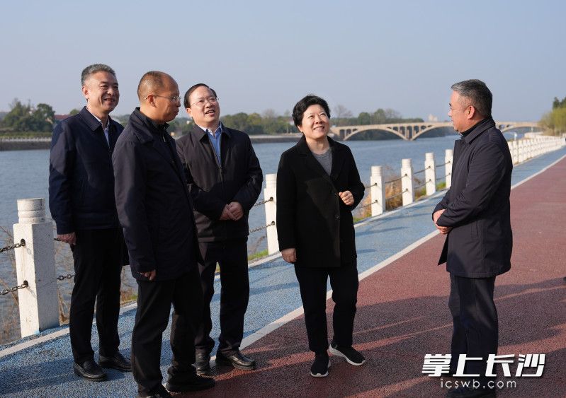 吴桂英开展巡河。 均为长沙晚报全媒体记者 郭雨滴 摄